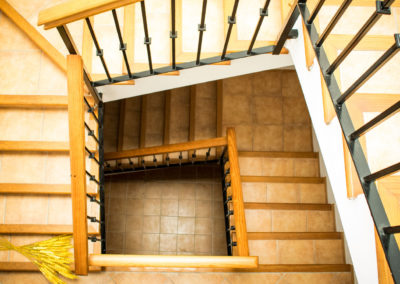 Escalera de acceso a planta superior.