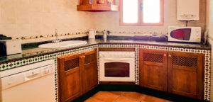 Cocina completa con comedor.