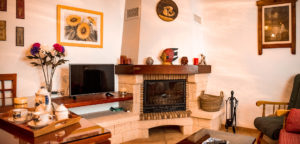 Salón con chimenea.