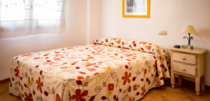 Dormitorio con cama de matrimonio.